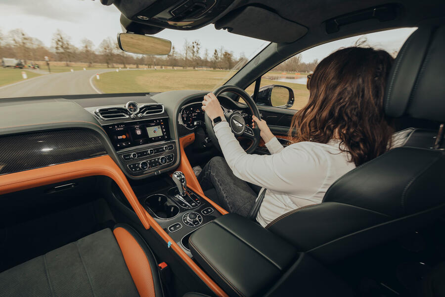 راننده پشت فرمان بنتلی بنتایگا