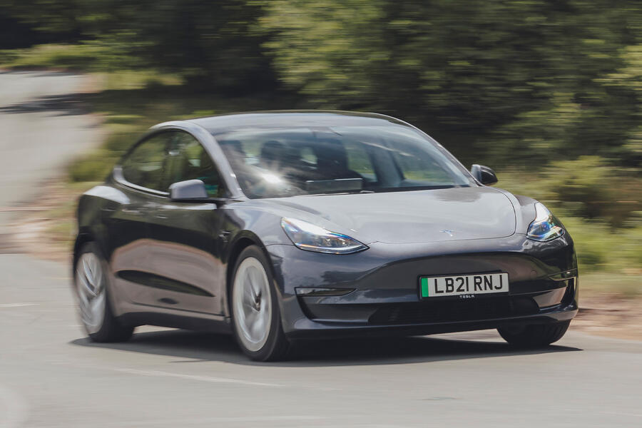 رانندگی تسلا مدل 3 در جاده روستایی