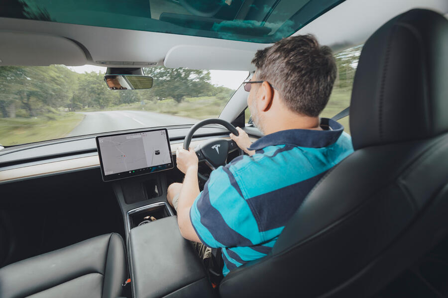 تسلا مدل 3 در حال حرکت