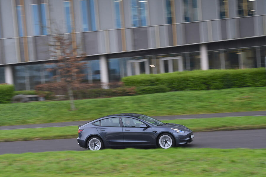 نمای جانبی تسلا مدل 3 کارکرده