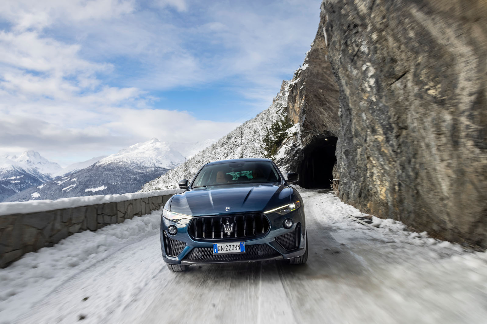 نمای نزدیک دماغه مازراتی لوانته V8 اولتیما