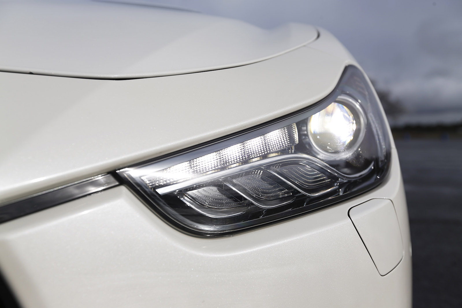 چراغ‌های جلو بی‌زنون مازراتی گیبلی