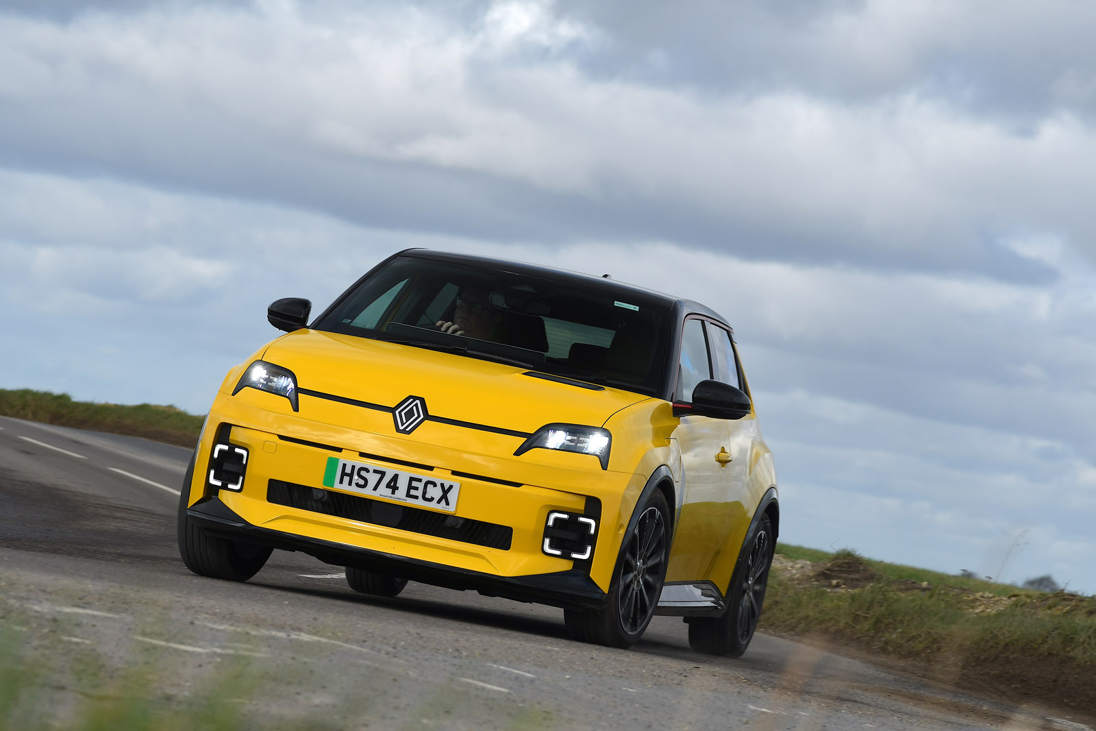 رنو 5 برقی در پیچ جاده