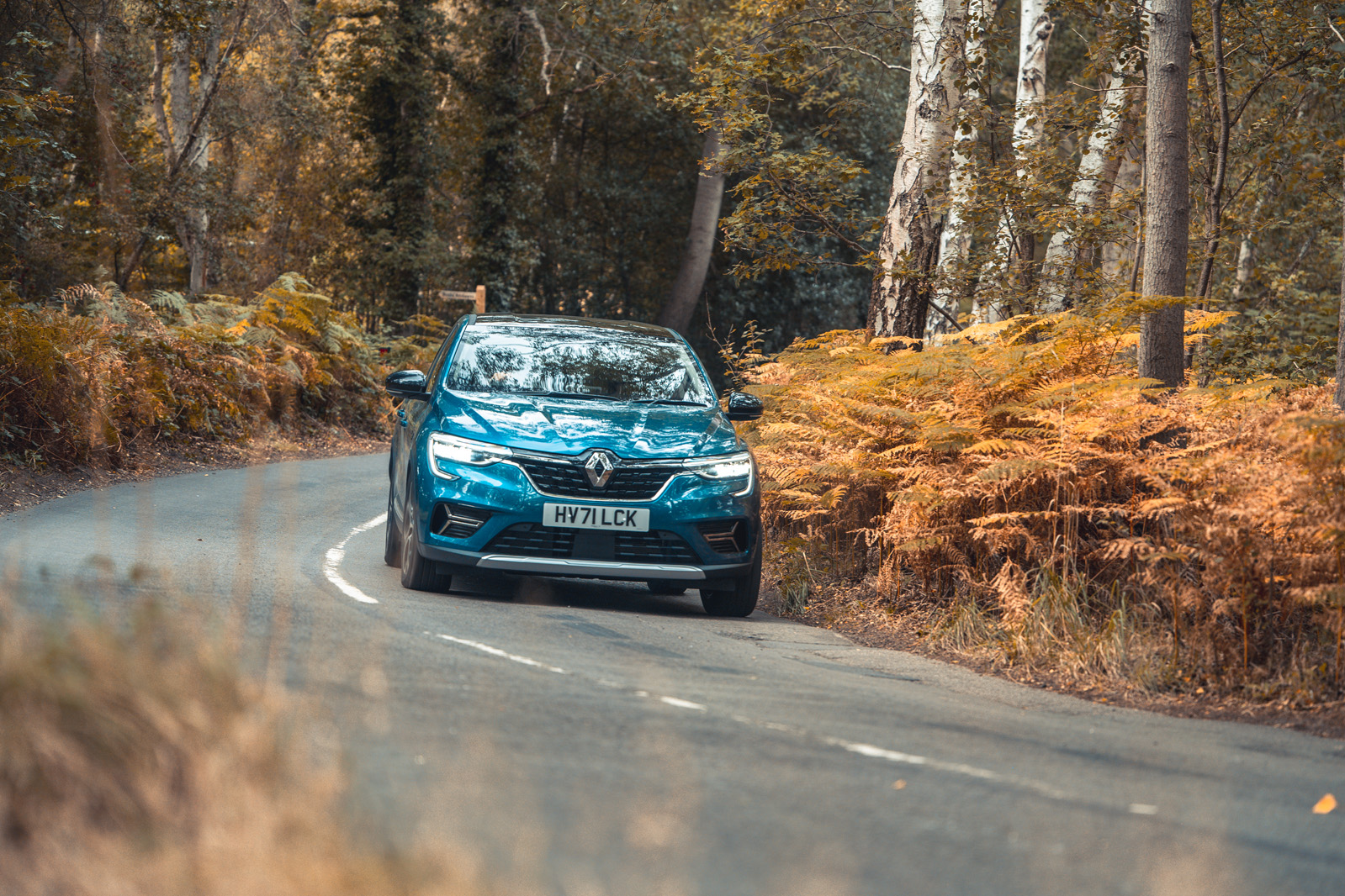 رنو آرکانا در حال حرکت در جاده