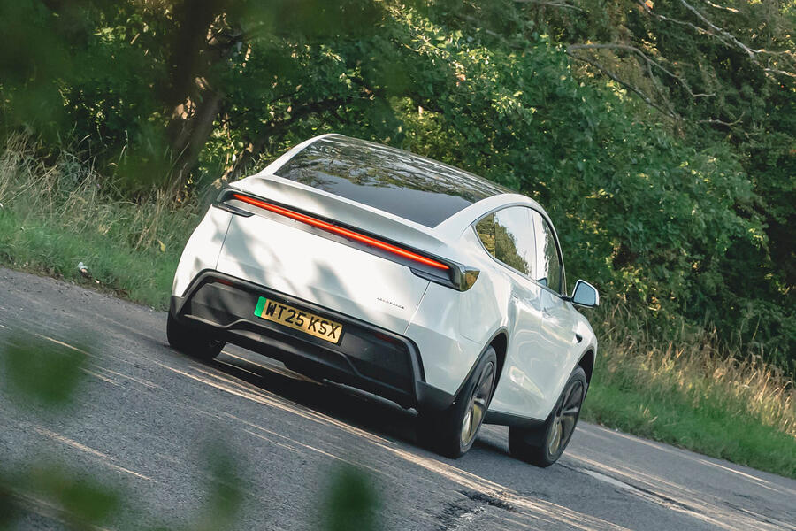 شتاب‌گیری تسلا مدل Y در جاده