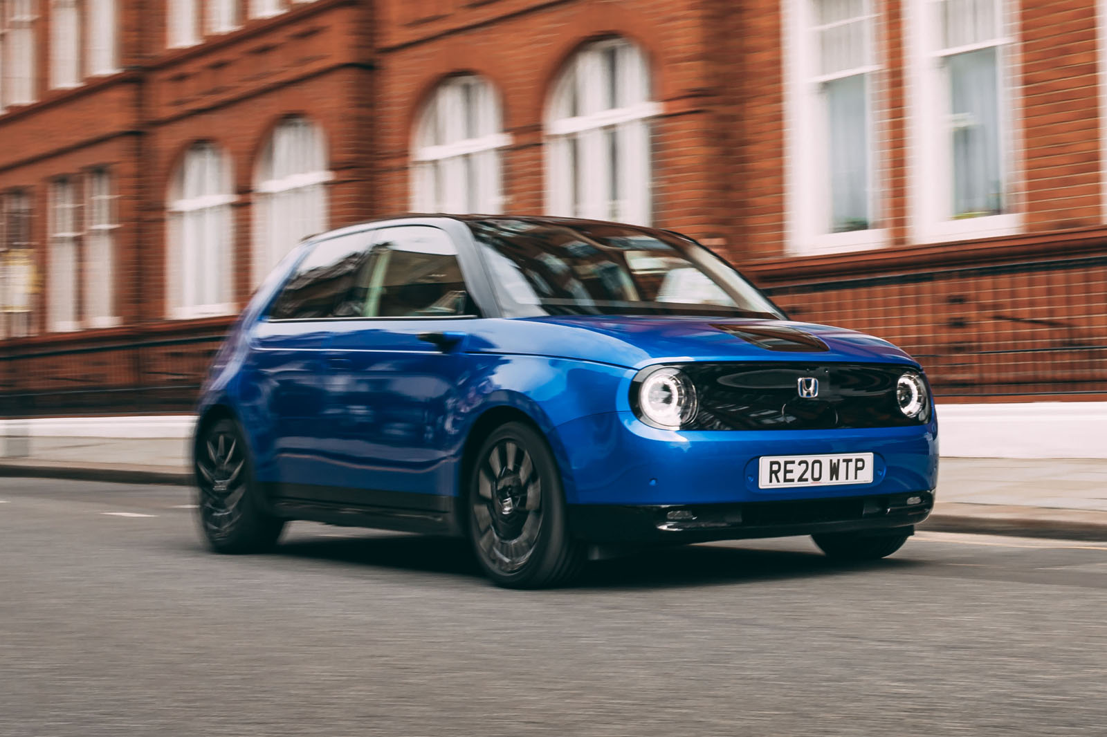 نمای جلو هوندا e در تست جاده