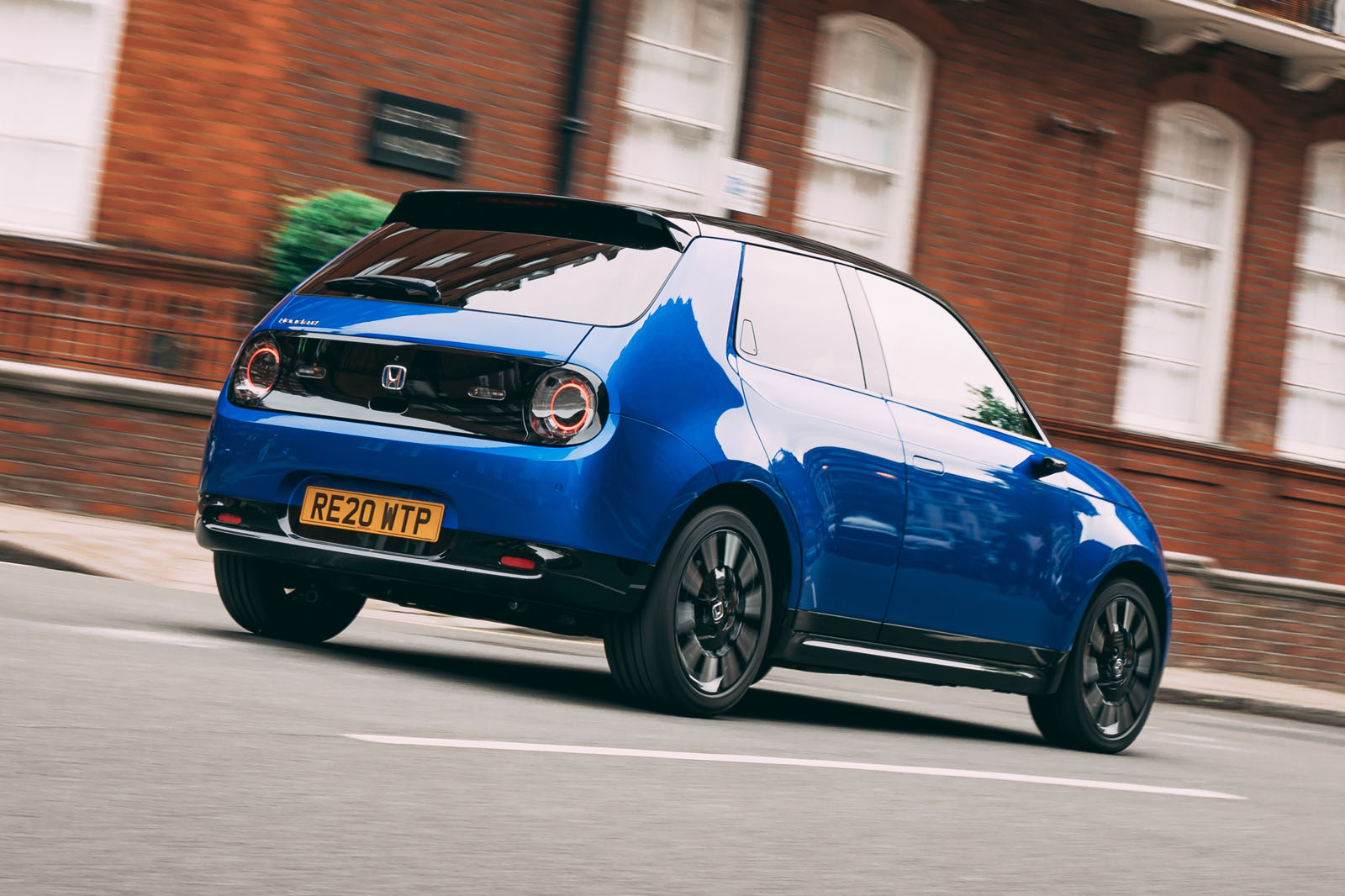 نمای عقب هوندا e در تست جاده