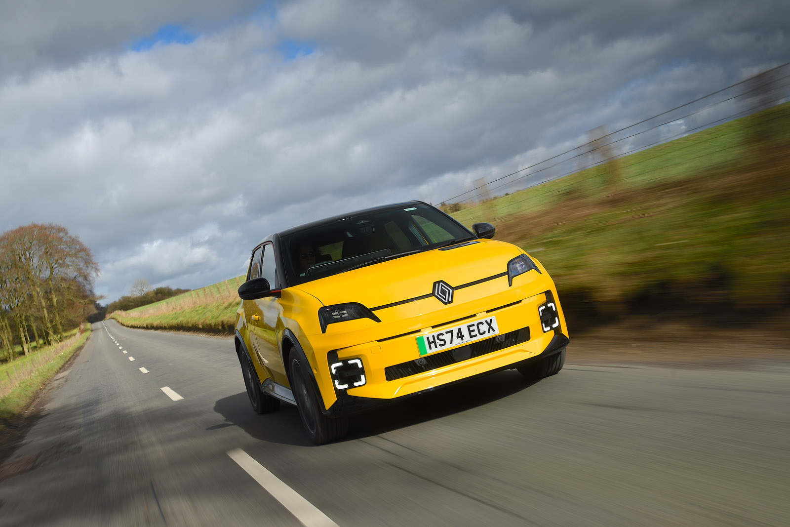 رنو 5 برقی در حال حرکت از نمای جلو