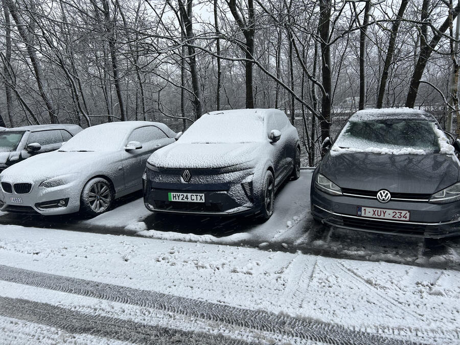 رنو سنیک در جاده های برفی بلژیک