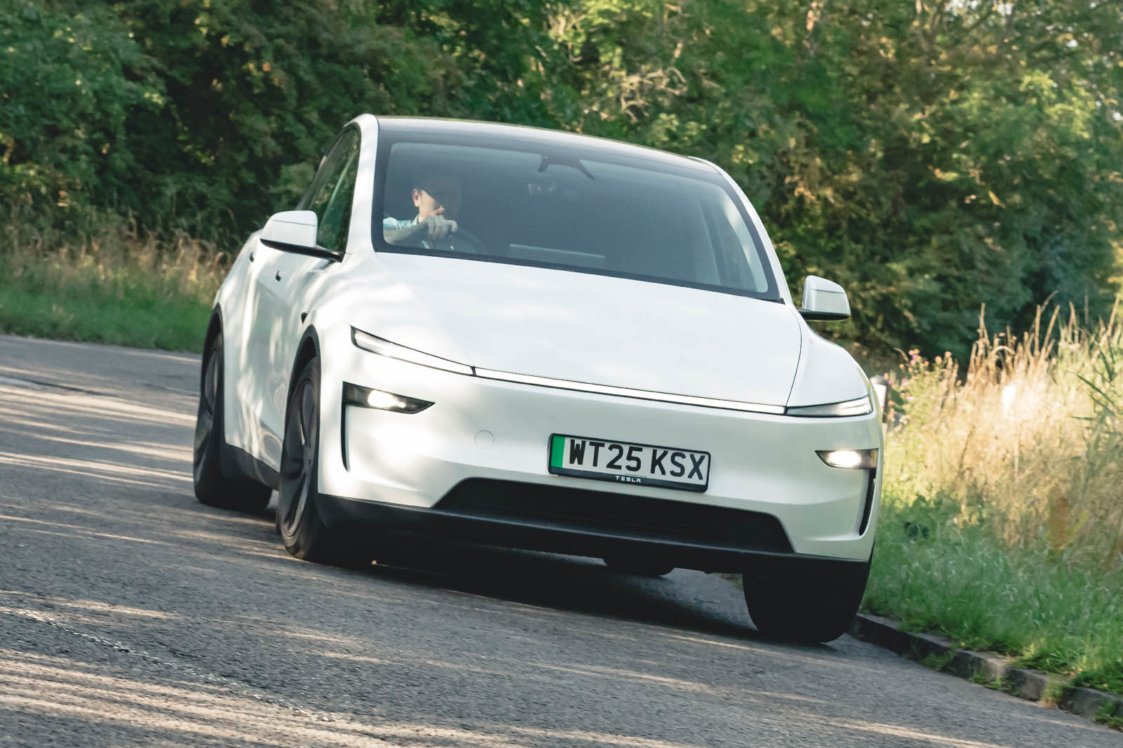 تسلا مدل Y ۲۰۲۶ در حال حرکت از نمای جلو سه‌چهارم