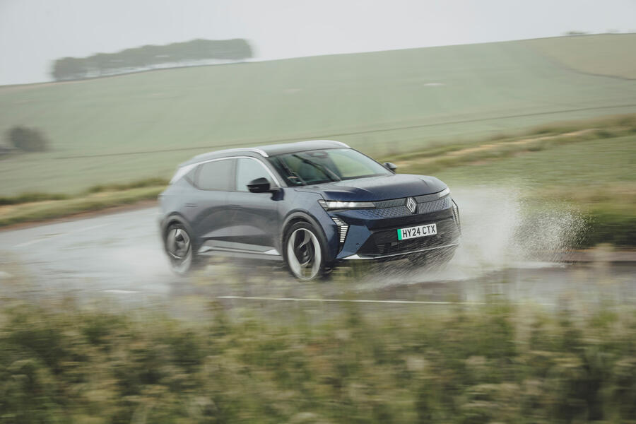 رنو سنیک در پیچ جاده خیس