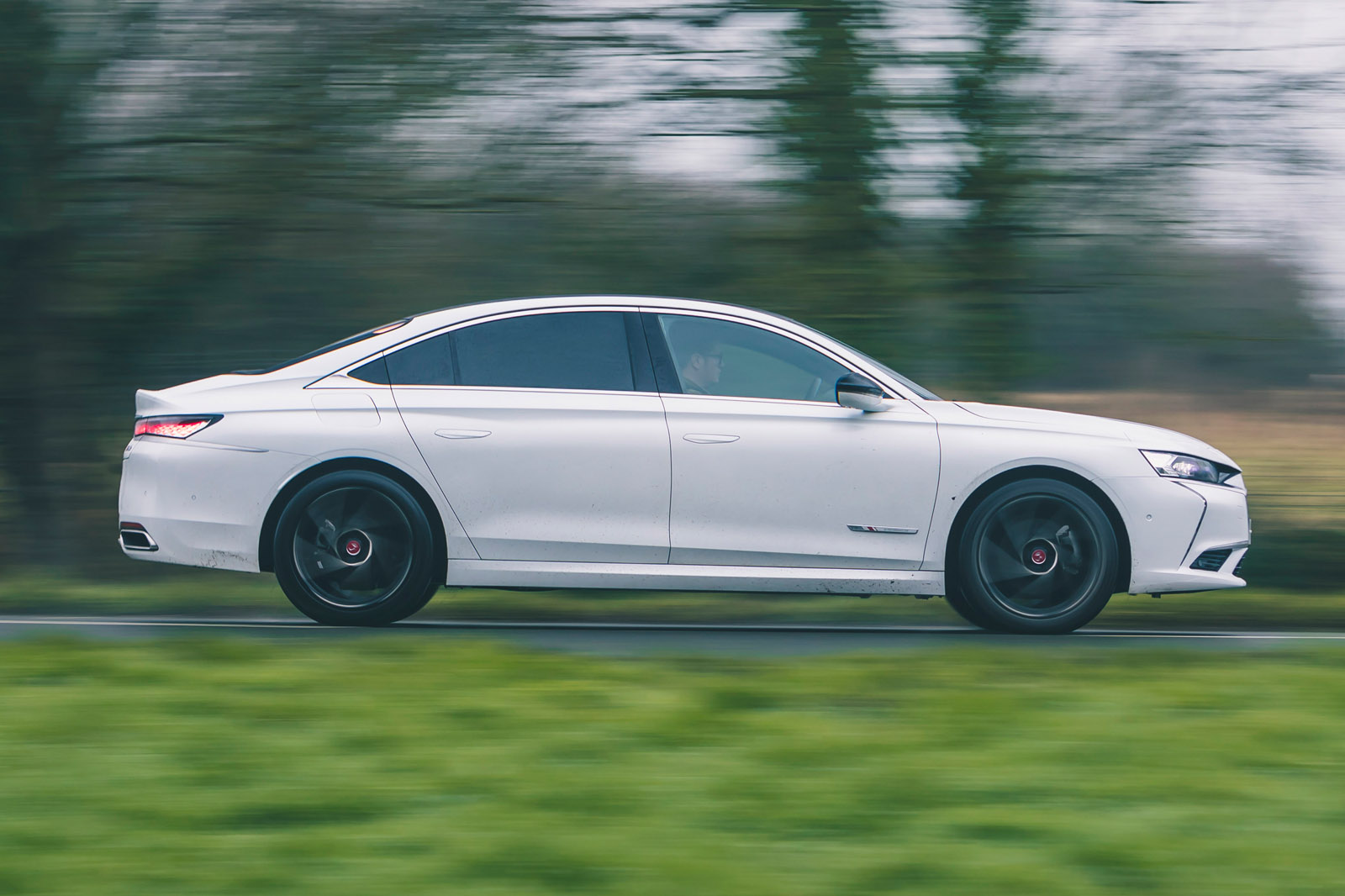 نمای جانبی DS 9 در حال حرکت