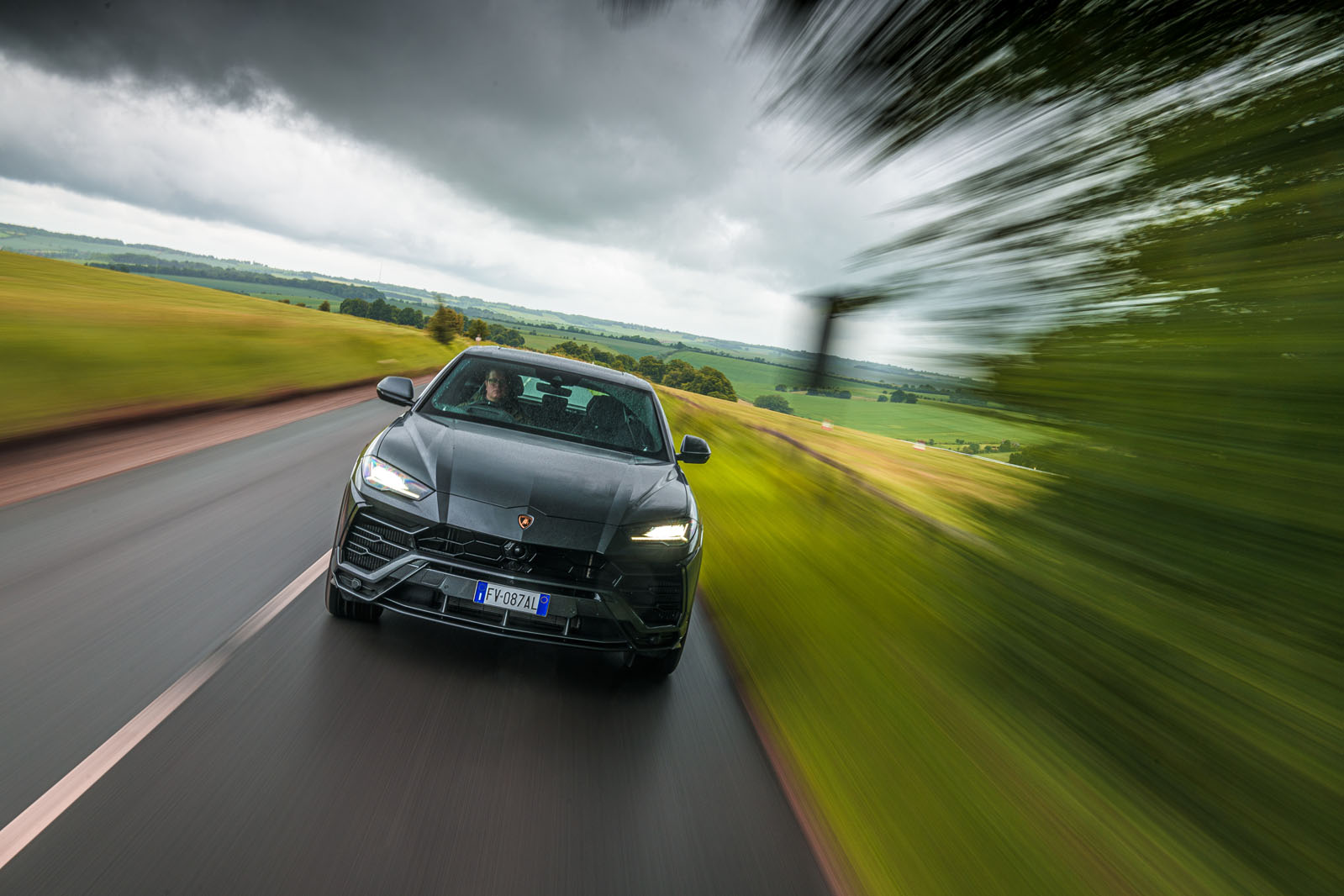 نمای نزدیک از دماغه و جلوپنجره لامبورگینی اوروس