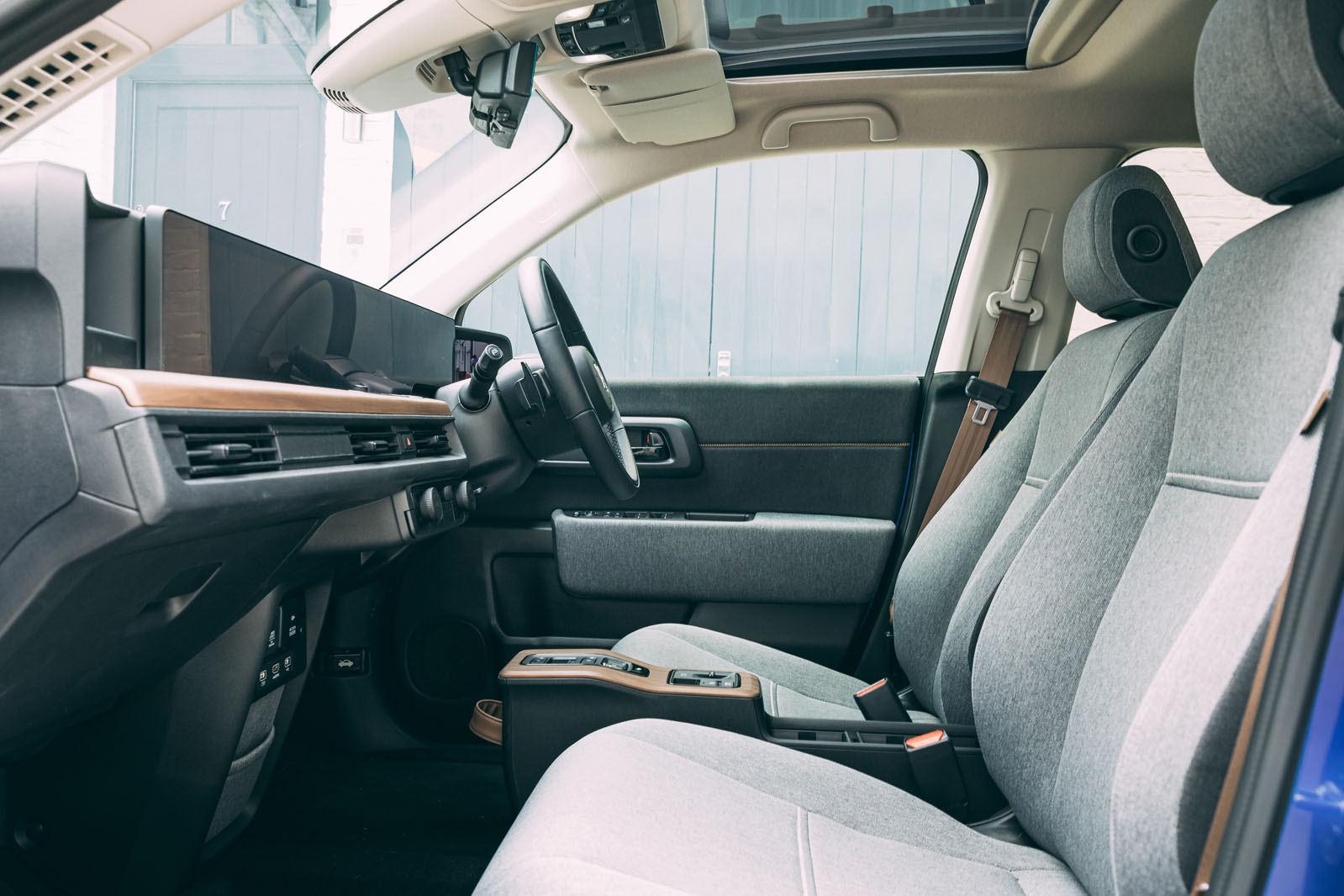 فضای داخلی هوندا e با نمایشگرهای دیجیتال