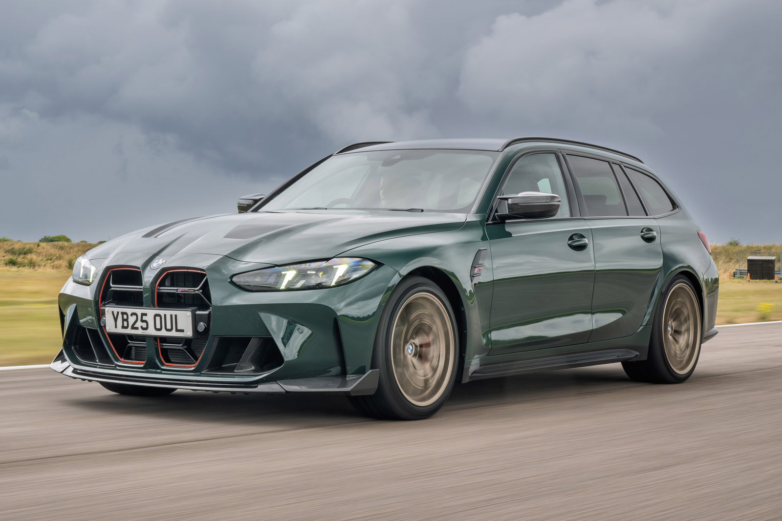 بی ام و M3 CS تورینگ در حال رانندگی سریع