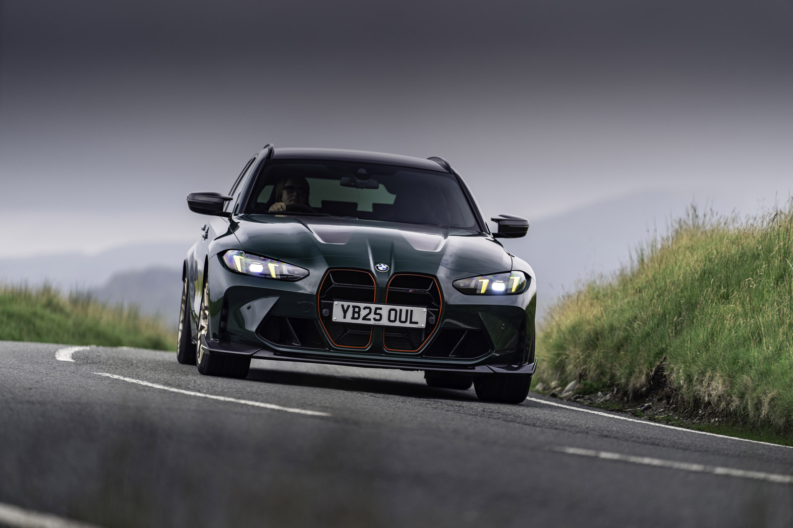 نمای جلو بی ام و M3 CS تورینگ در حرکت