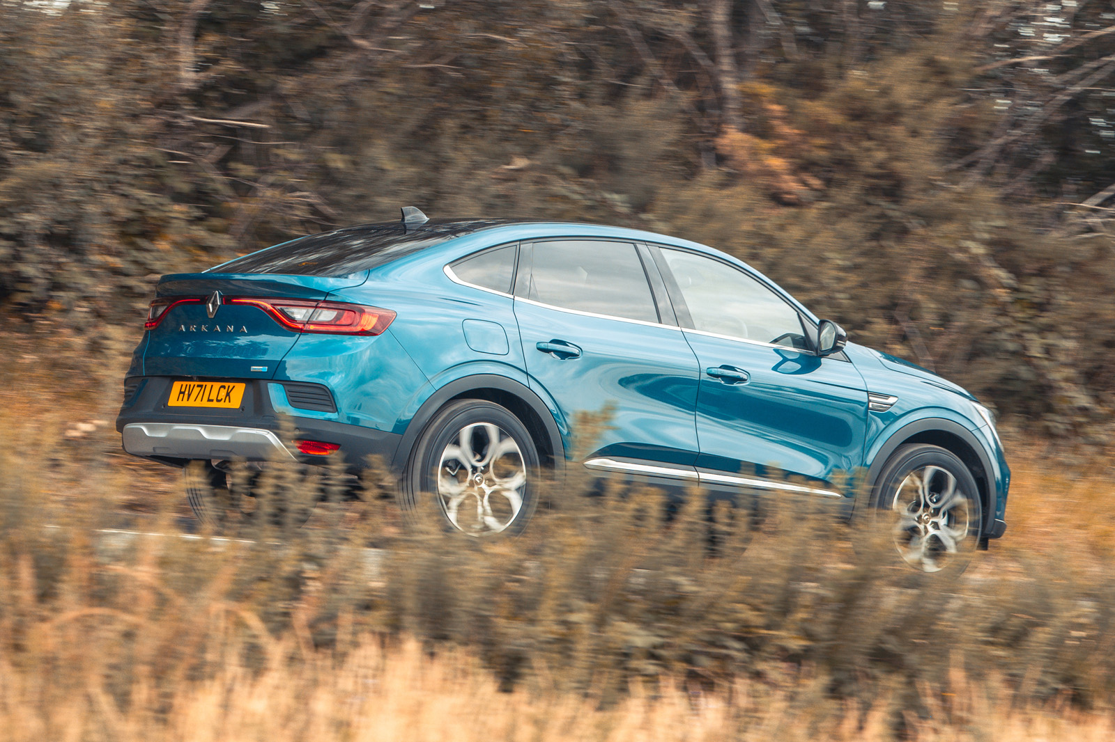 نمای جانبی رنو آرکانا در تست جاده