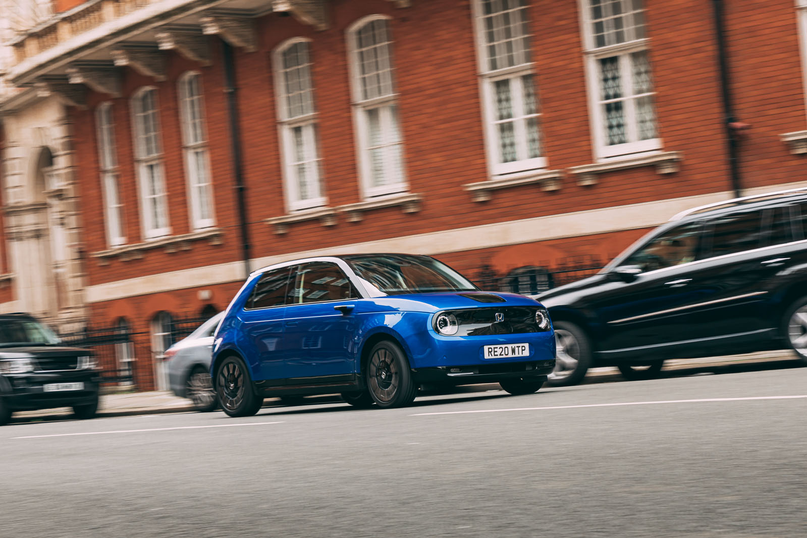 هوندا e در حال حرکت در جاده