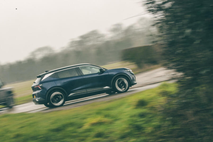 نمای جانبی رنو سنیک برقی 2025