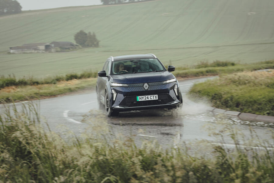 رانندگی رنو سنیک در باران