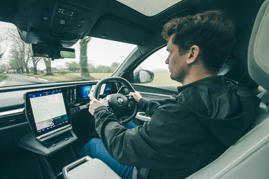 رانندگی با رنو سنیک توسط نویسنده تست