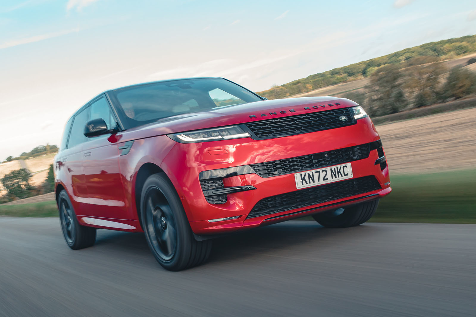 رنج روور اسپرت 2024 در حال حرکت از جلو