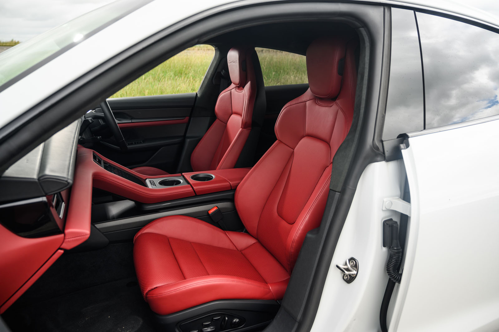 کابین داخلی پورشه تایکان توربو اس