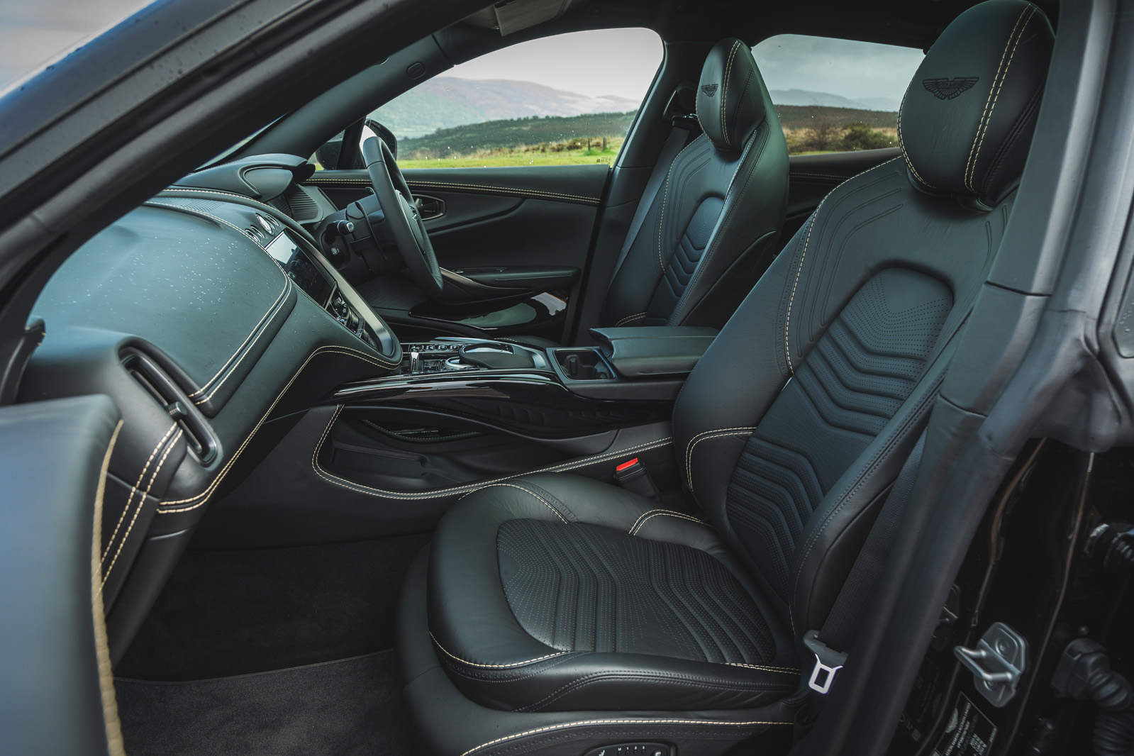 کابین لوکس و چرم‌کاری شده آستون مارتین DBX