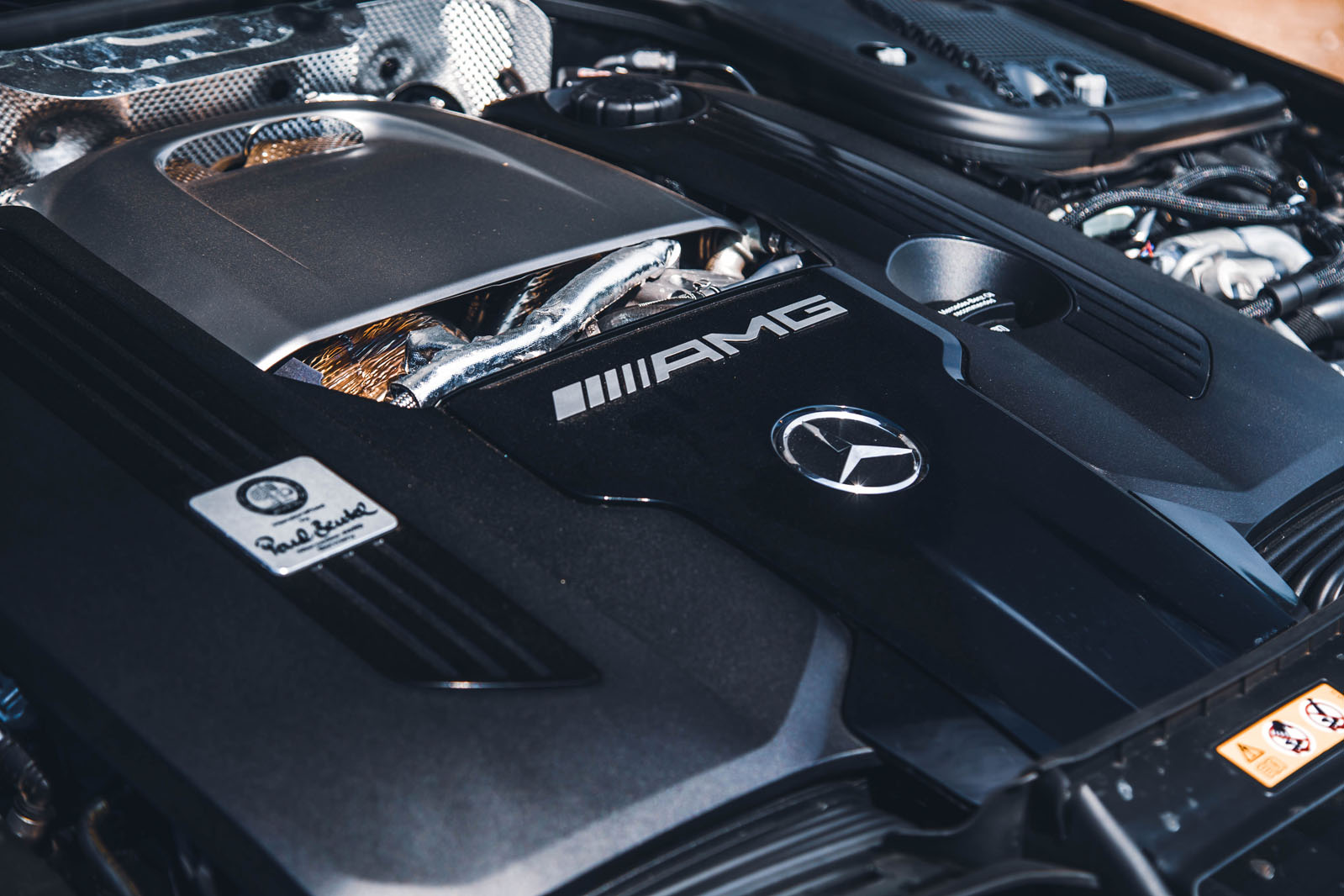 موتور V8 توئین‌توربو همراه با سیستم هیبریدی