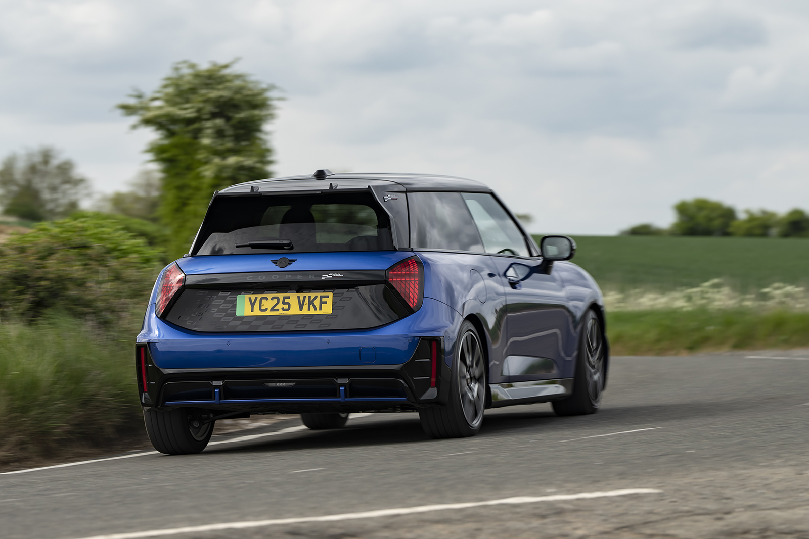 هندلینگ مینی جان کوپر ورکس الکتریک