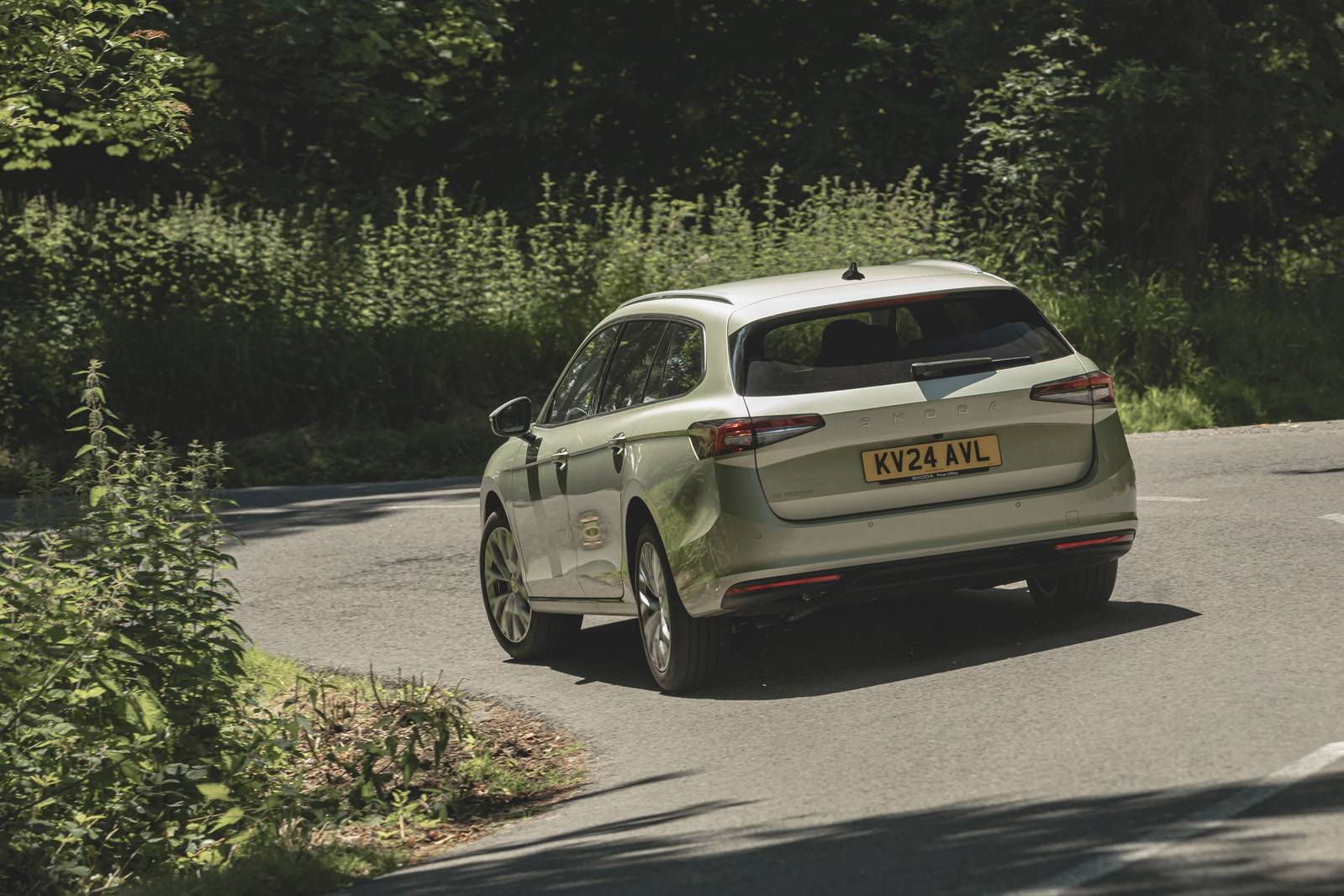 نمای عقب سه رخ اشکودا سوپرب 2024