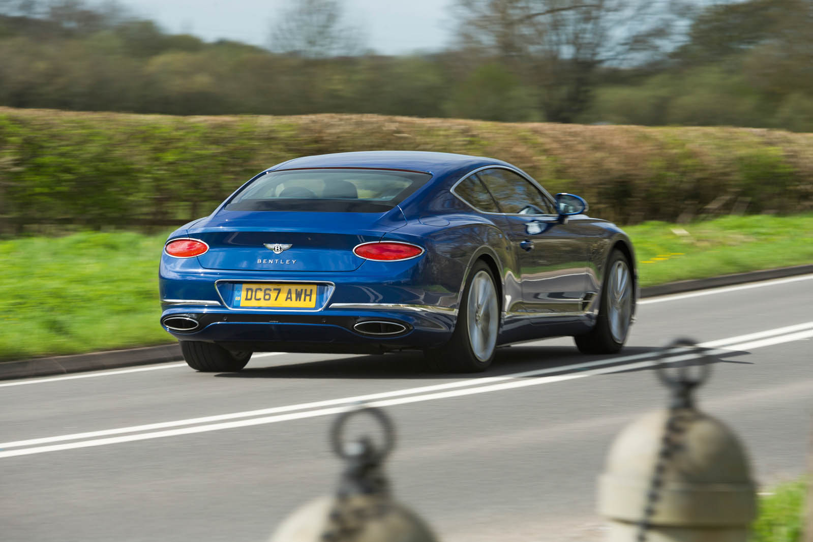 نمای عقب بنتلی کانتیننتال GT مدل ۲۰۱۸ در تست جاده‌ای