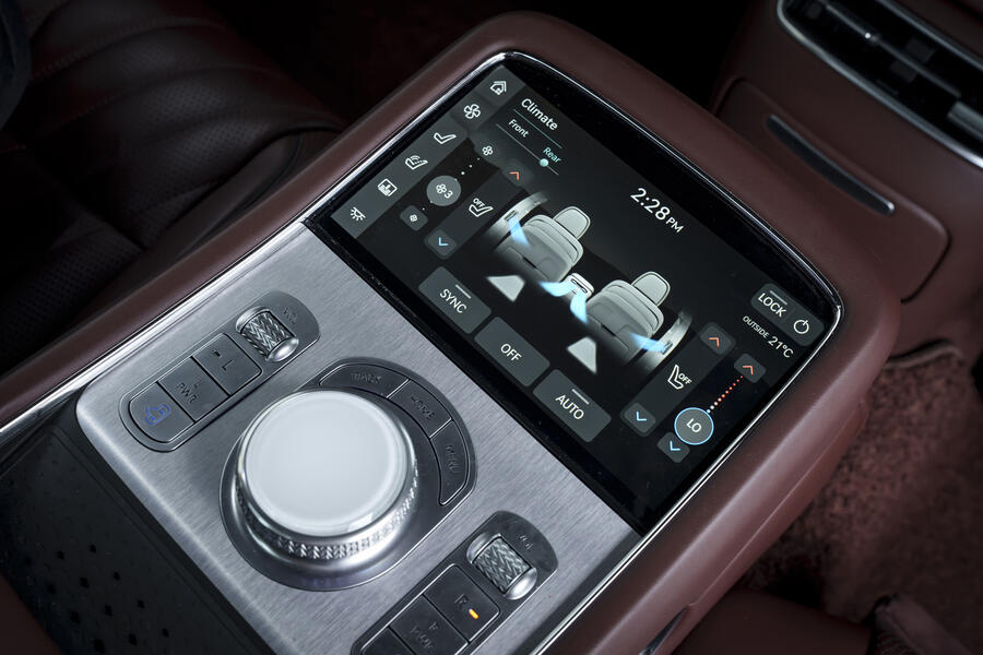 صفحه نمایش کنسول مرکزی جنسیس G90