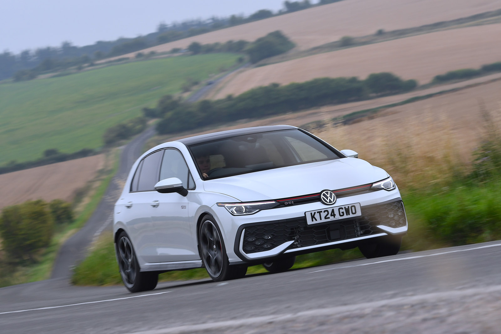 نمای جلو فولکس واگن گلف GTI فیس لیفت در حال پیچیدن