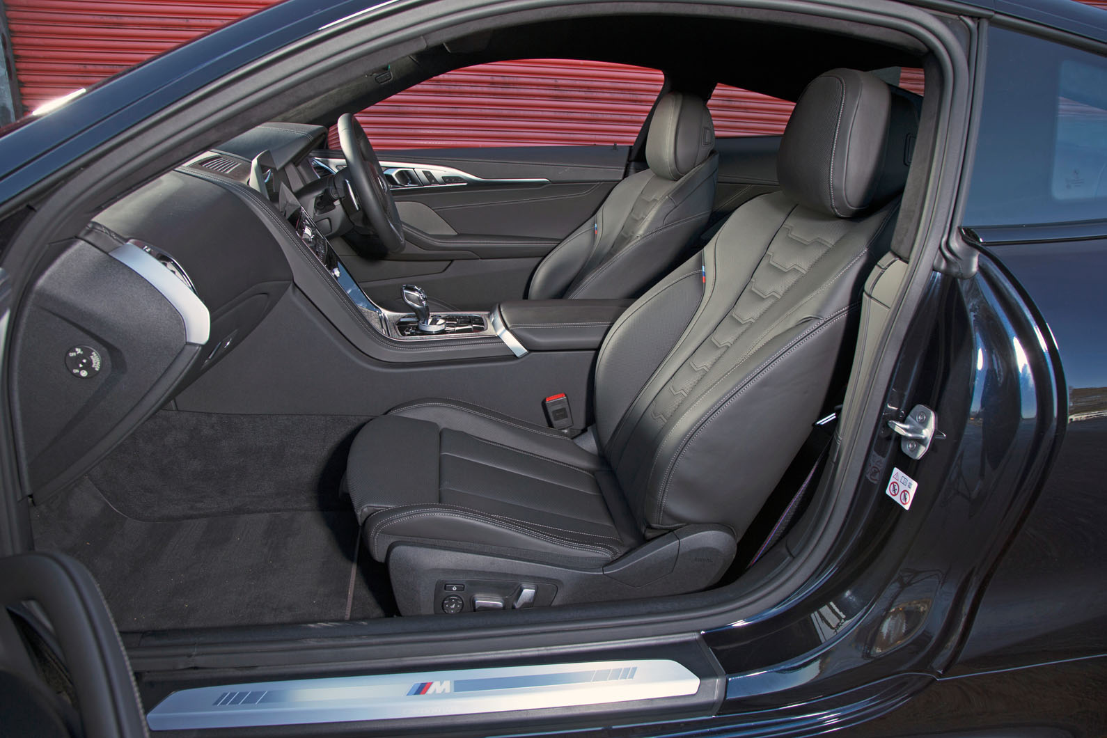 کابین لوکس و راننده‌محور ب‌ام‌و سری ۸