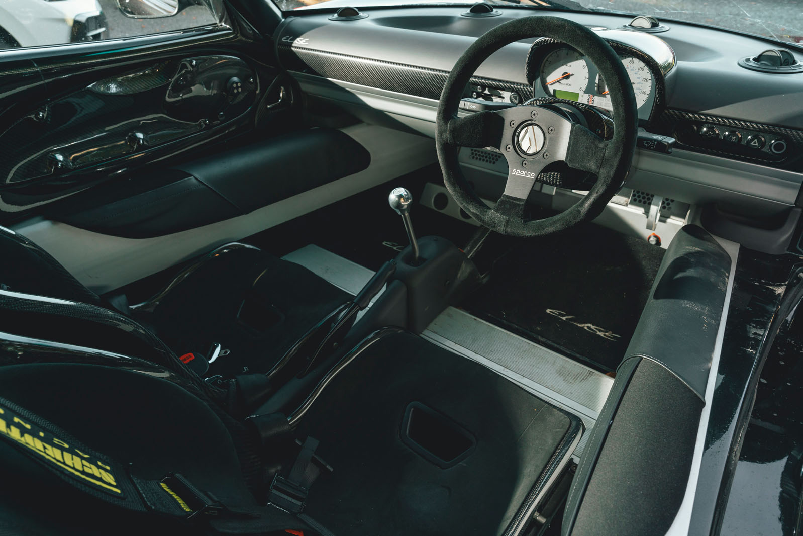 کابین ساده و عملکردگرای سوپراسپرت داشبورد داخلی آنالوگ اتوموتیو سوپراسپرت ۲۰۲۴