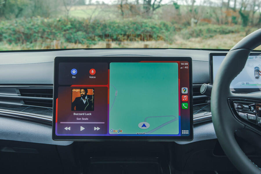 نمایشگر 15.6 اینچی چرخان بی وای دی سیل - گرافیک واضح اما منوهای پیچیده