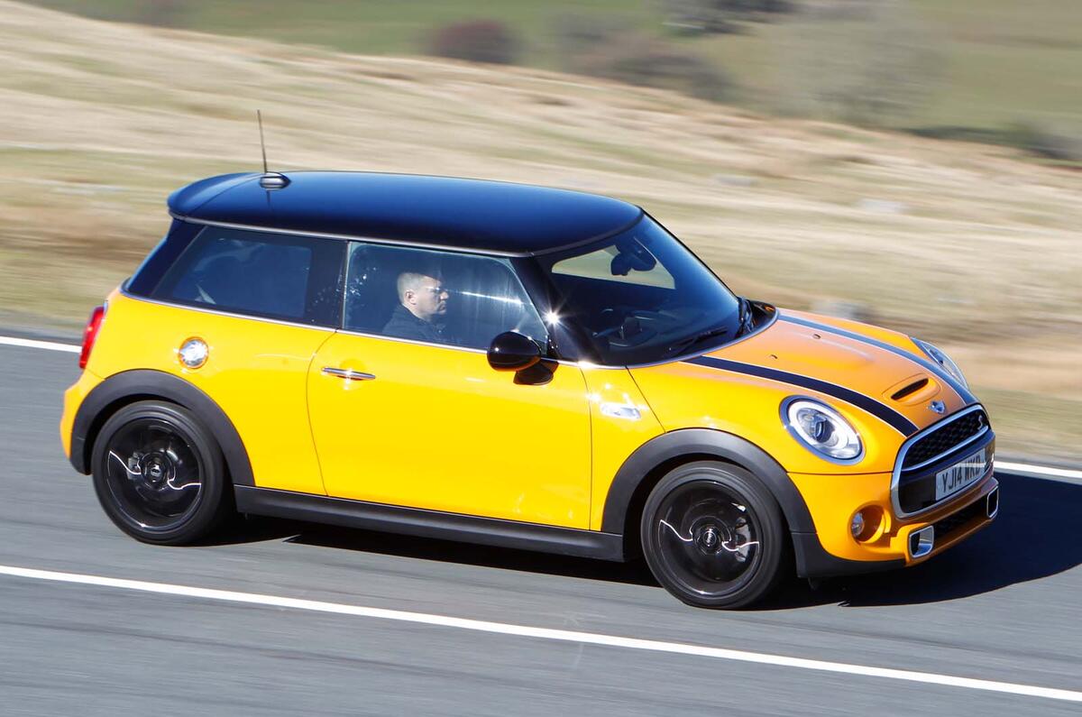 نمای عریض بدنه مینی کوپر اس در حرکت