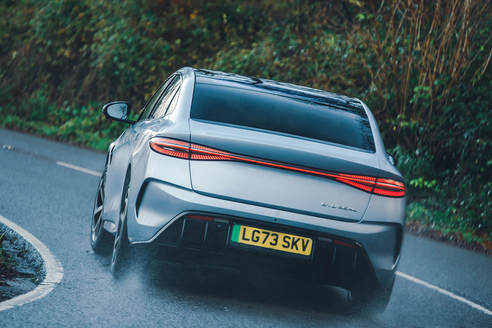 بی وای دی سیل در پیچ از عقب - شتاب قوی و کنترل خوب