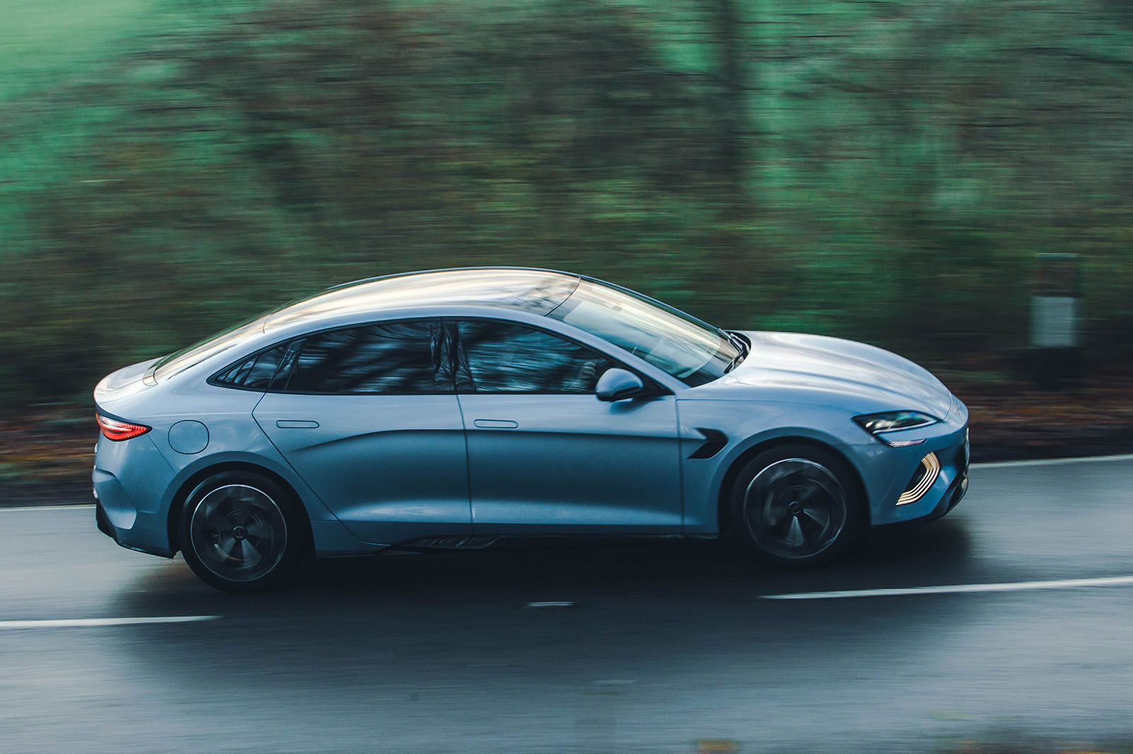 نمای جانبی بی وای دی سیل در حرکت - آیرودینامیک و جذاب