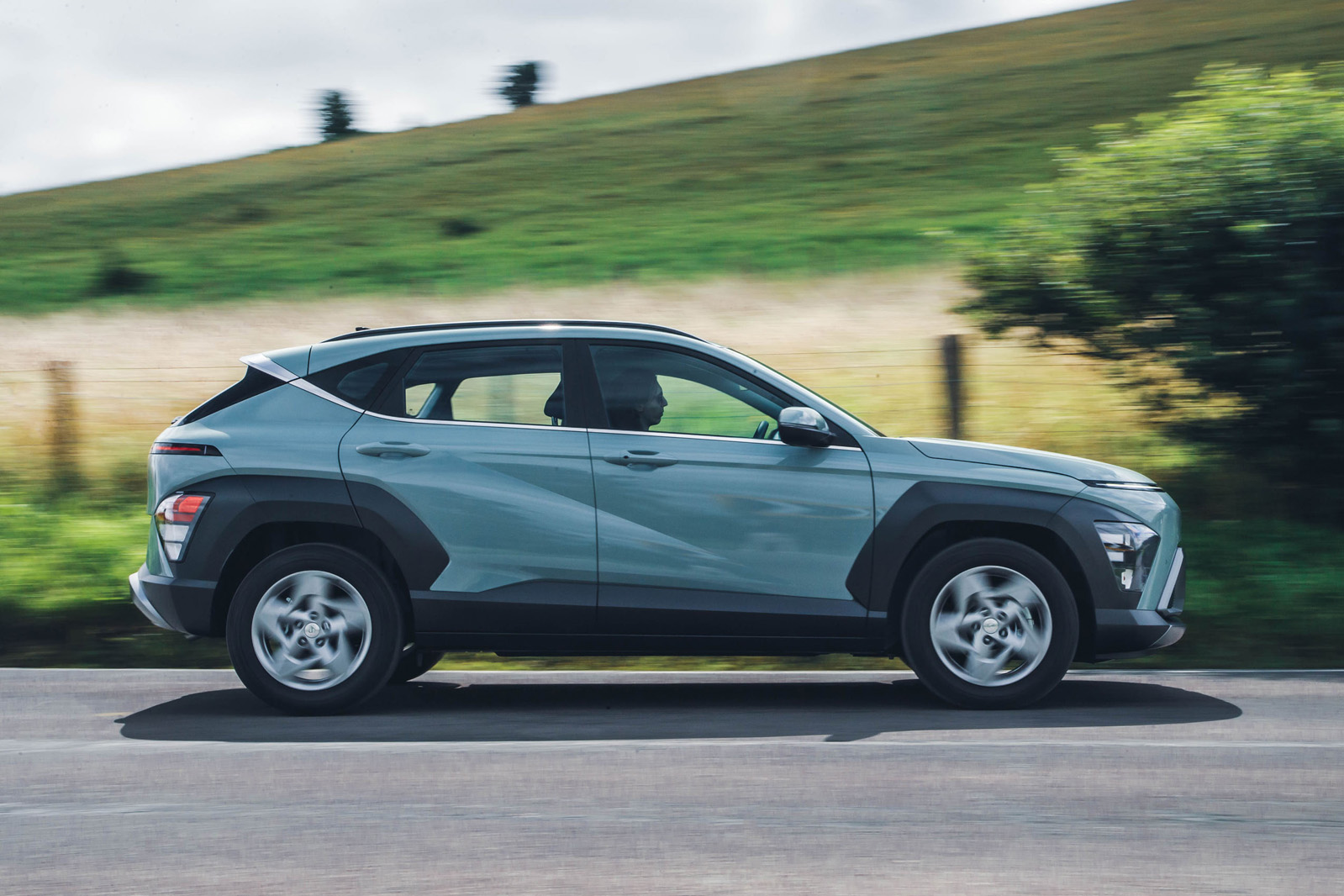 نمای جانبی هیوندای کونا در حال حرکت سریع