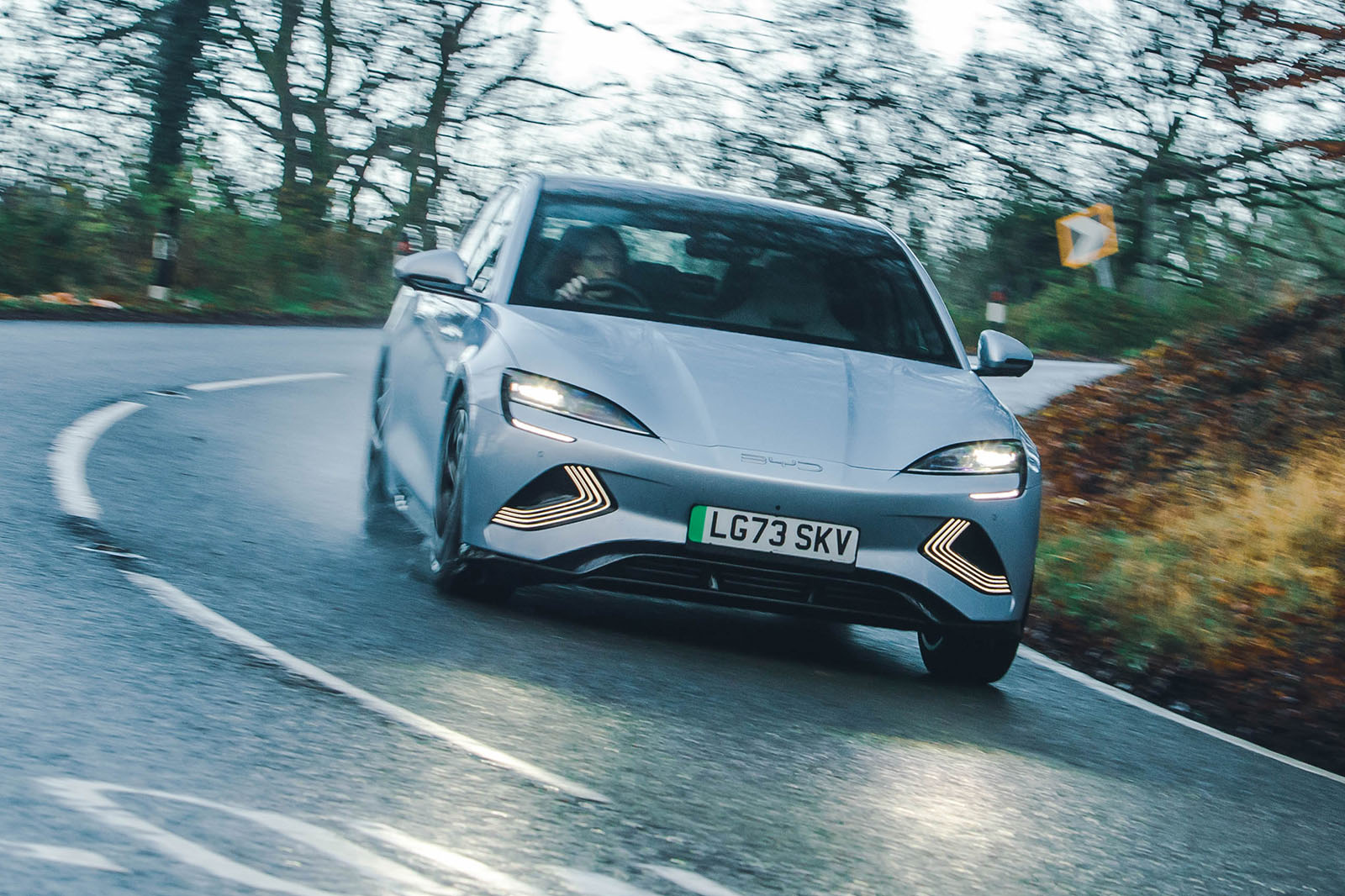 بی وای دی سیل در حال پیچ از جلو - تعادل خوب و لذت رانندگی