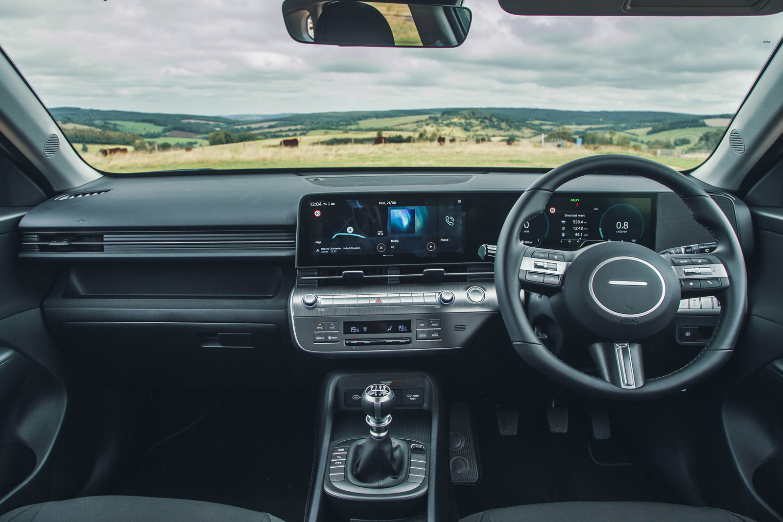 داشبورد هیوندای کونا با نمایشگرهای دوگانه ۱۲.۳ اینچی