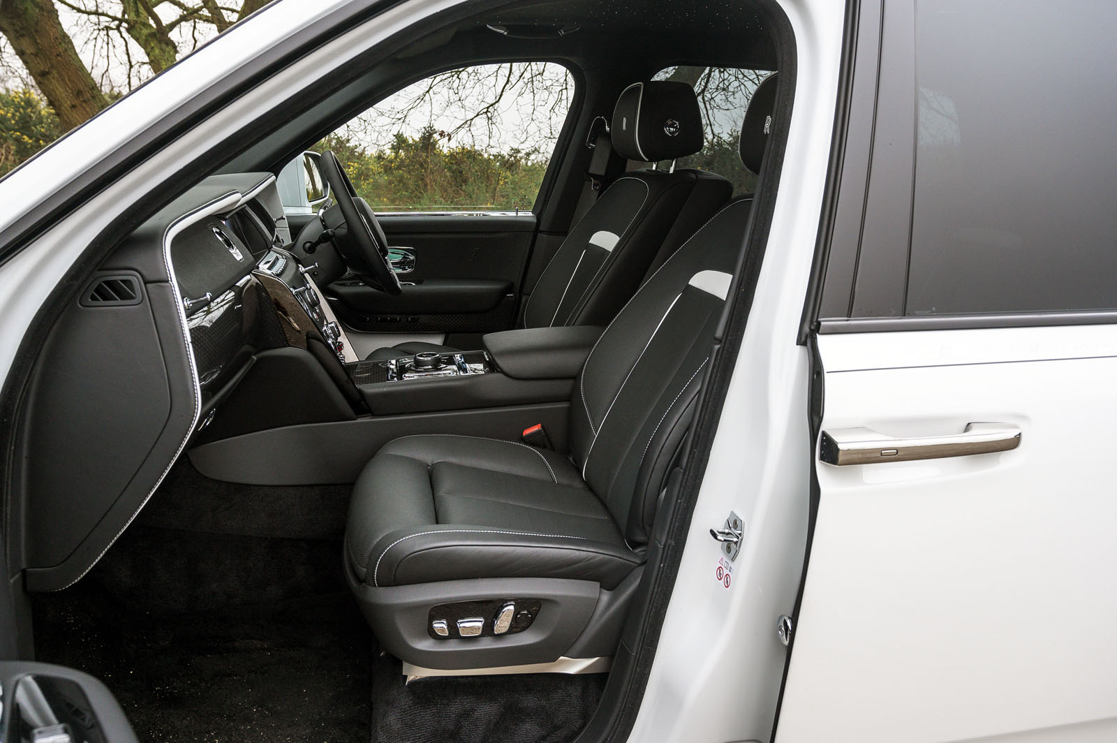 صندلی‌های جلو در تست جاده رولز رویس کولینان ۲۰۲۰