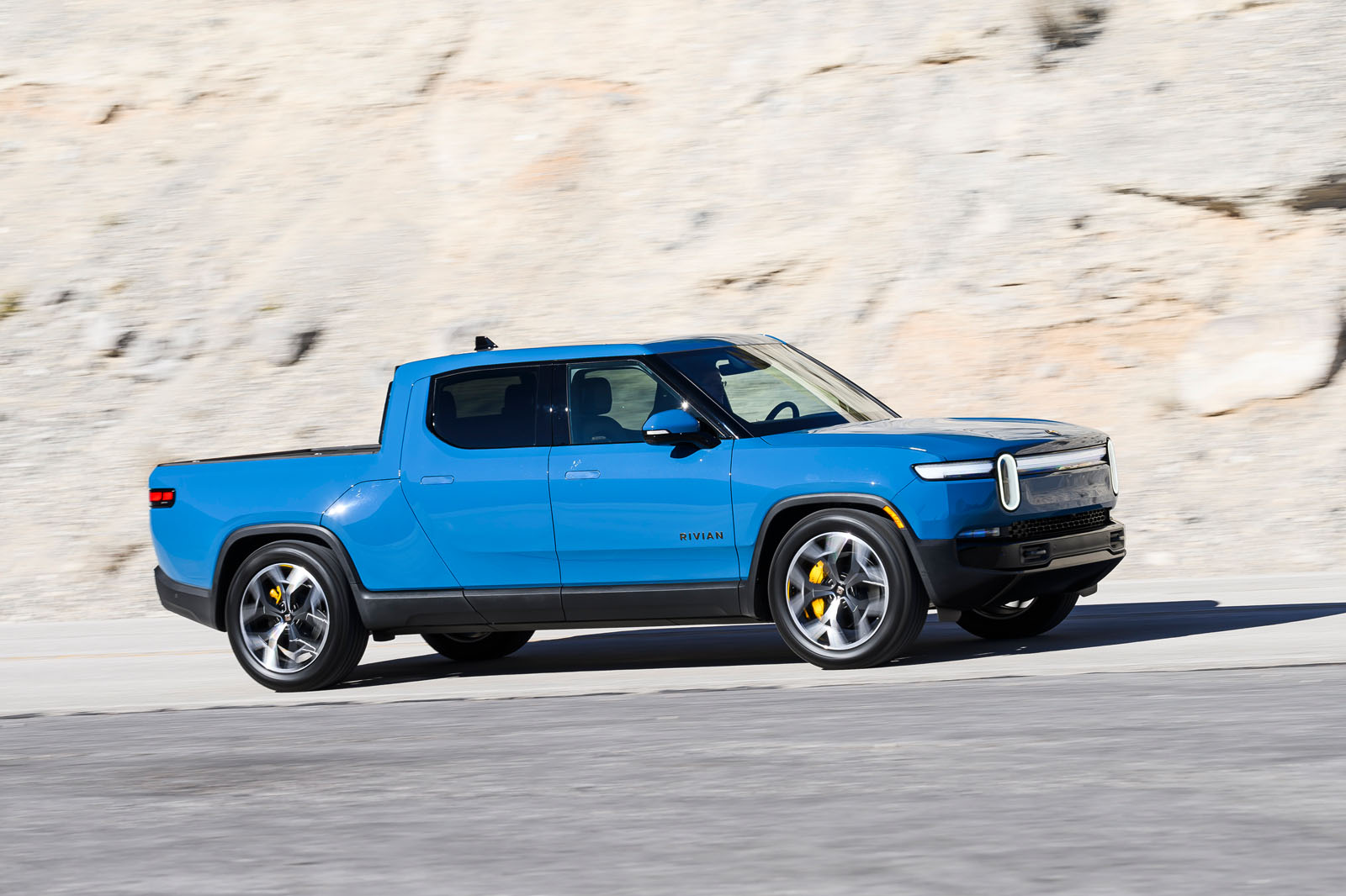 ریویان R1T در مسیر جاده ای