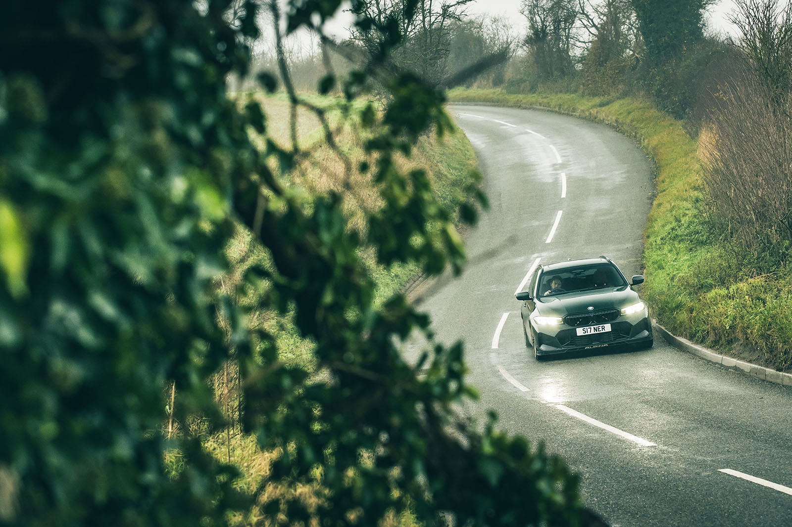 نمای جلو آلپینا B3 GT از زاویه پایین