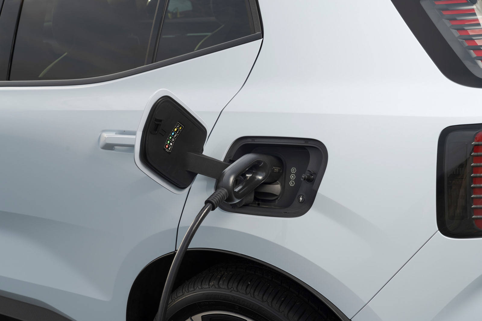 درگاه شارژ ولوو EX30