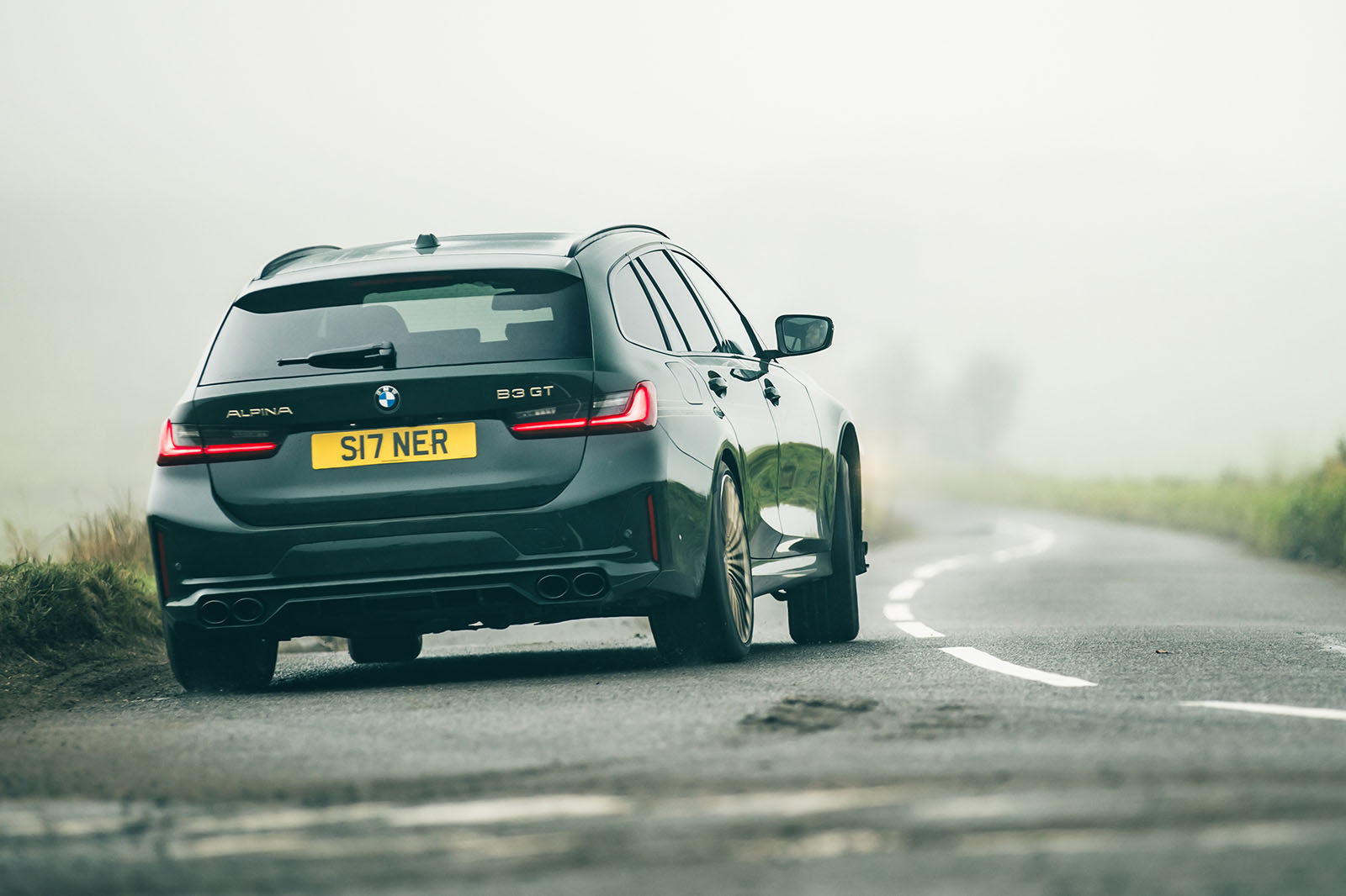 نمای عقب آلپینا B3 GT تورینگ در پیچ