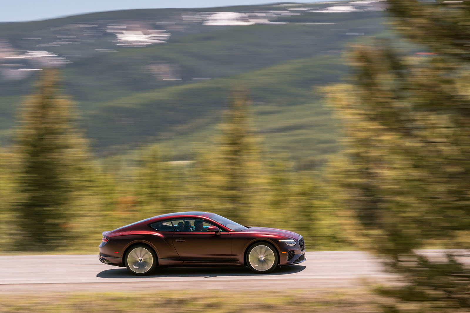 حرکت بنتلی کانتیننتال GT در پیچ جاده