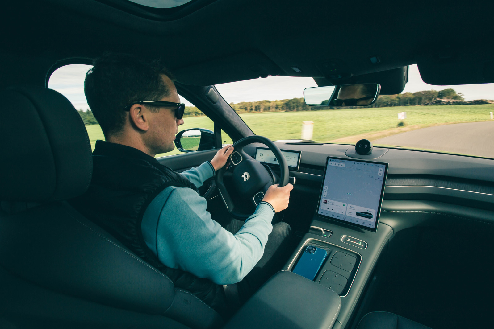 کابین نیو EL8 هنگام رانندگی